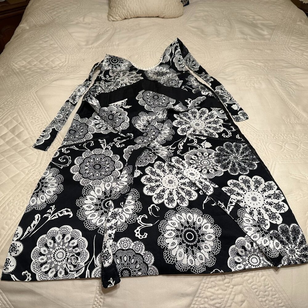 Pier One Apron Black White Neck Tie Lace Trim Floral Pattern Black Lining NWOT